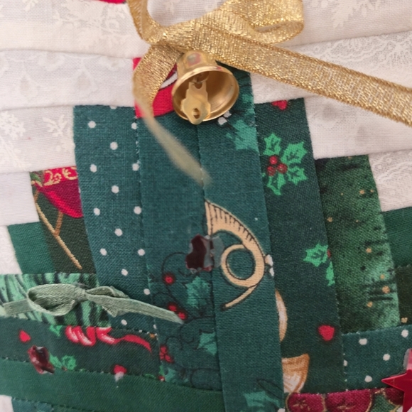 Christmas Tree Quilted Wall Hanging Handmade Decor Log Cabin Style Bells & Bows - Picture 10 of 11